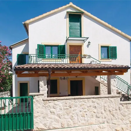 Three-bedroom In شقة