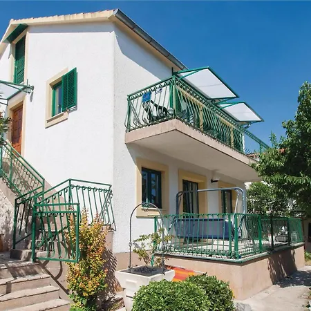 公寓 Three-bedroom In *