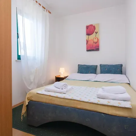 Apartment In With Kitchen *