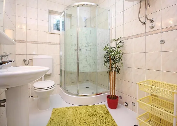 Three-bedroom In Appartement Pirovac