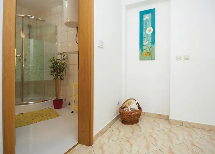 Three-bedroom In Daire Pirovac