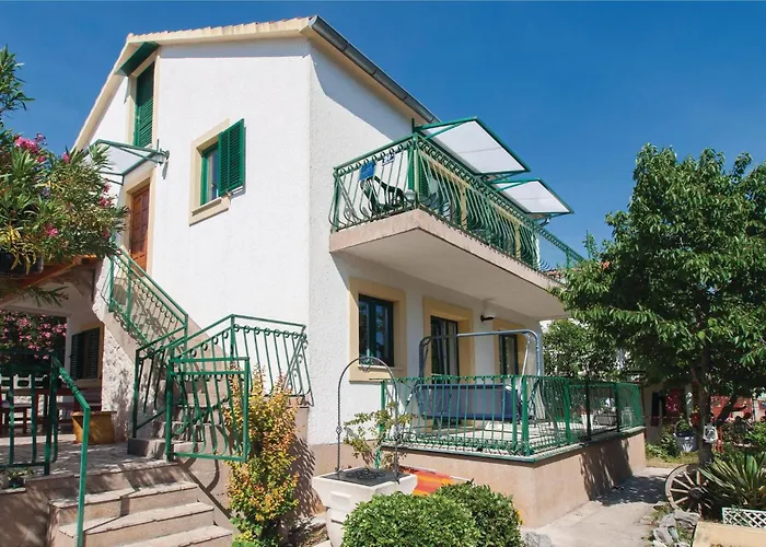 Appartement Three-bedroom In *