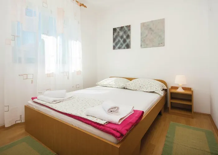 Three-bedroom In Appartement Pirovac